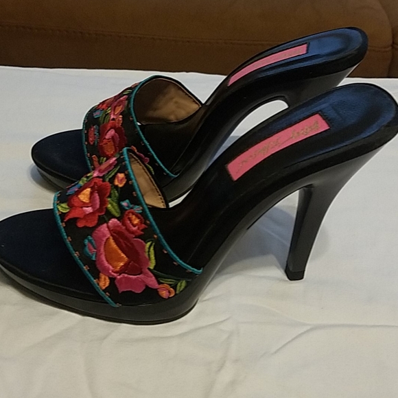 Betsy Johnson Janika Sandles - Picture 5 of 8